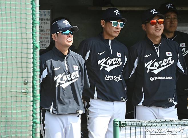 일본 오키나와에서 2026 월드베이스볼클래식(WBC) 출전을 준비 중인 류지현(왼쪽) 국가대표팀 감독. 사진 고아라 기자