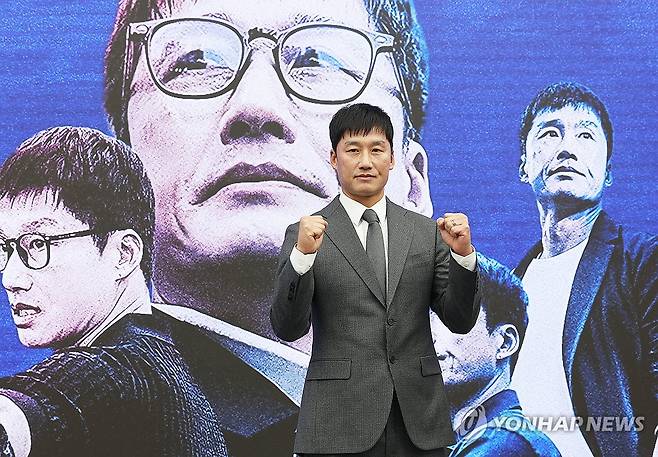 포즈 취하는 수원 삼성 이정효 신임 감독 (수원=연합뉴스) 홍기원 기자 = 프로축구 K리그2 수원 삼성 블루윙즈 이정효 신임 감독이 2일 경기도 수원시 권선구 도이치오토월드에서 열린 취임식에서 포즈를 취하고 있다. 2026.1.2 xanadu@yna.co.kr