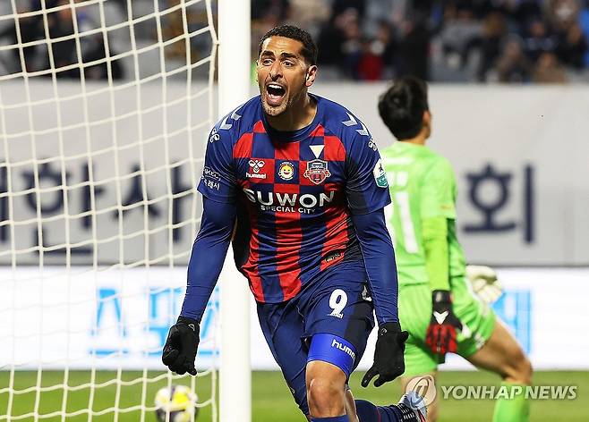 앞서가는 수원FC (수원=연합뉴스) 홍기원 기자 = 2일 경기도 수원종합운동장에서 열린 '하나은행 K리그 1' 수원FC와 대구FC의 경기. 골을 넣은 수원FC 싸박이 기뻐하고 있다. 2025.11.2 xanadu@yna.co.kr