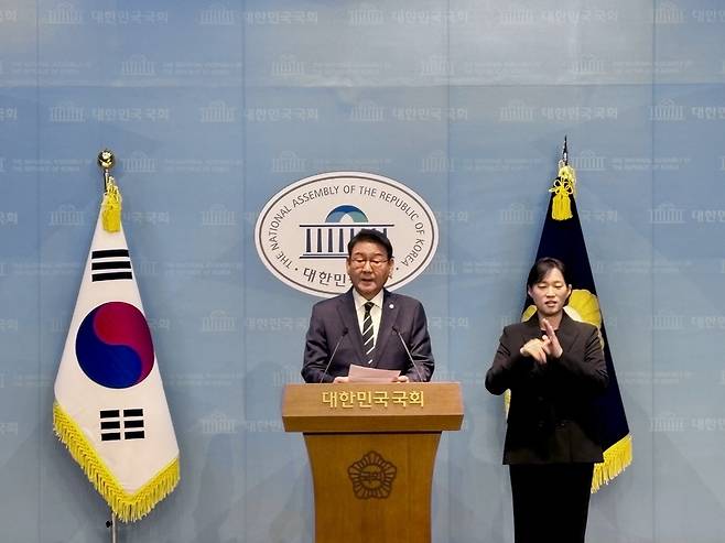 ▲더불어민주당 김교흥 국회의원은 26일 국회 소통관에서 인천시장 출마 철회 기자회견을 열고 있다.