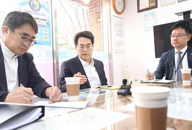 김동연 경기지사가 26일 하남시 내 공인중개사 사무소에서 공인중개사들과 만나 집값 담합 사례 관련 대화를 하고 있다.