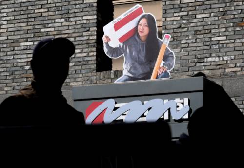 ◇국민의힘은 지난 18일 서울 여의도 국민의힘 중앙당사 간판에 기존 당명을 지운 조형물을 설치했다. 연합뉴스