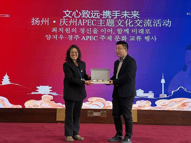 한경희 국제어머니회장이 경주 시민 대표로 양저우시에 선물을 증정했다.