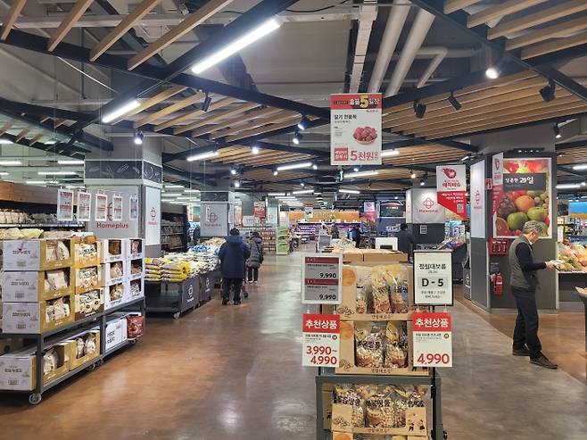 홈플러스가 법원의 회생여부 연장 결정일을 앞둔 가운데 매장에는 대금 지급을 하지 못해 납품을 받지 못하는 사례가 빈번하게 일어나고 있다. 사진은 홈플러스 월곡점 내부 전경. 사진=서승범 기자 seo6100@