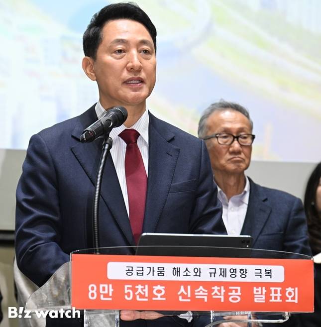 오세훈 서울시장이 26일(목) 서울시청에서 열린 '8만 5천호 신속착공 발표회'에서 서울시 핵심공급 전략사업을 발표하고 있다./사진=서울시