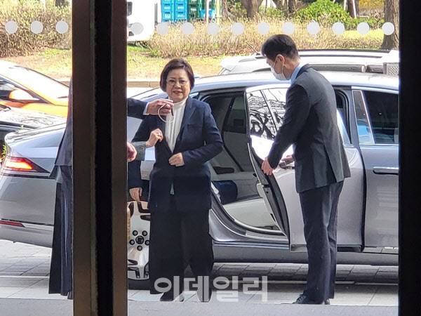 Song Young-sook, Chairwoman of the Hanmi Group, is entering the Hanmi Science board meeting held at the Hanmi Tower in Songpa, Seoul. (Photo by Song Young-du)