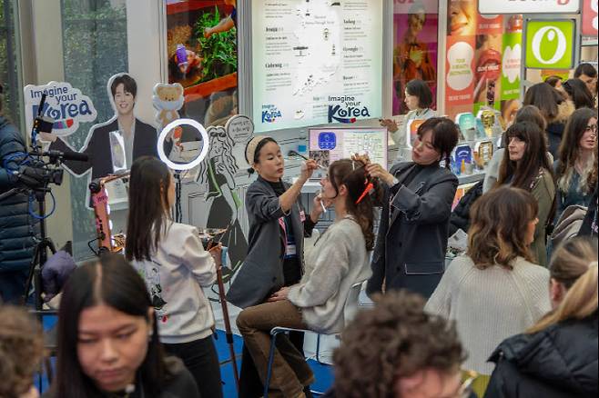 K-뷰티 체험하는 방문객들.(사진=문체부 제공)