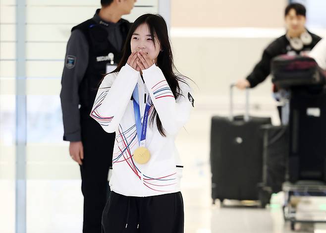 2026 밀라노·코르티나 동계올림픽 스노보드 여자 하프파이프에서 금메달을 획득한 최가온이 16일 인천국제공항 2터미널을 통해 귀국하고 있다. 사진 | 연합뉴스