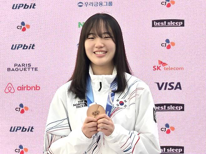 메달 들어보이는 유승은. 사진 | 연합뉴스