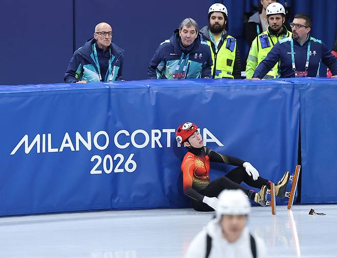 준준결승 탈락한 린샤오쥔 (밀라노=연합뉴스) 류영석 기자 = 14일(현지시간) 이탈리아 밀라노 아이스스케이팅 아레나에서 열린 2026 밀라노-코르티나담페초 동계올림픽 쇼트트랙 남자 1500m 준준결승에 출전한 중국의 린샤오쥔(한국명 임효준)이 경기 중 넘어진 뒤 아쉬워하고 있다. 2026.2.15 ondol@yna.co.kr (끝) <저작권자(c) 연합뉴스, 무단 전재-재배포, AI 학습 및 활용 금지>