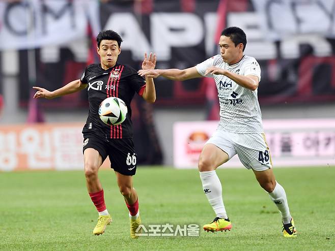 FC서울 한승규(왼쪽)가 21일 서울월드컵경기장에서 열린 하나은행 K리그1 2024 김천 상무와 경기에서 김천 박대원과 공을 다투고 있다. 박진업 기자 upandup@sportsseoul.com