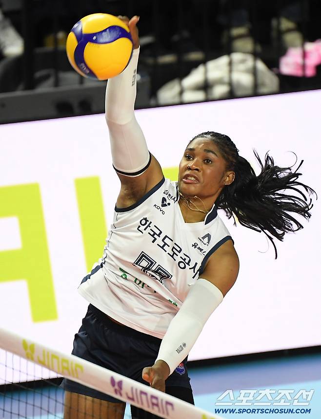 3일 인천 삼산월드체육관에서 열린 V리그 흥국생명-도로공사전. 도로공사 모마가 공격하고 있다. 인천=정재근 기자 cjg@sportschosun.com/2025.12.3/