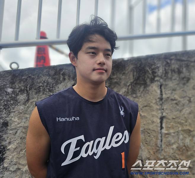 24일 온나손 아카마 볼파크에서 열린 삼성전에 앞서 인터뷰 하는 문동주. 오키나와=스포츠조선 정현석 기자 hschung@sportschosun.com