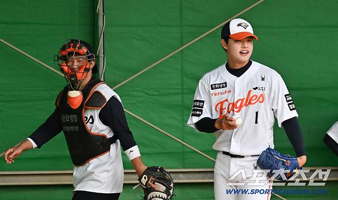 21일 일본 오키나와 고친다구장에서 열린 대한민국 야구 대표팀과 한화 이글스의 평가전. 문동주 볼을 받아주기 위해 최재훈이 준비하고 있다. 오키나와(일본)=박재만 기자 pjm@sportschosun.com/2026.02.21/