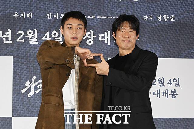 배우 박지훈(왼쪽)과 유해진이 출연한 영화 '왕과 사는 남자'가 평일에 30만 관객을 사로잡으며 박스오피스 1위를 굳건히 지켰다. /송호영 기자