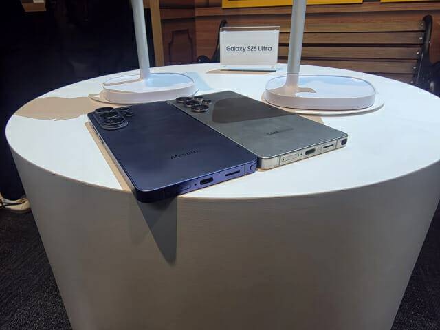 갤럭시S26 울트라(왼쪽)와 갤럭시S25 울트라(오른쪽).(사진=전화평 기자)