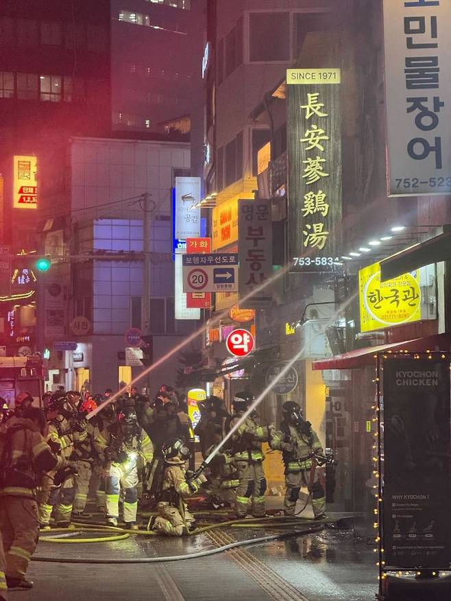 26일 오후 6시 22분께 서울 중구에서 화재가 발생해 소방 당국이 진화하고 있다. 독자제공.