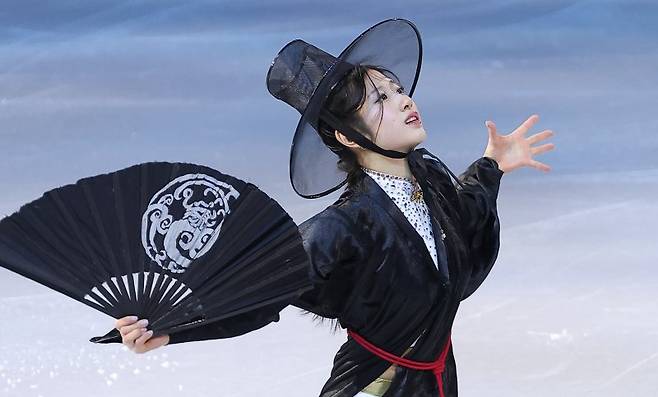 피겨 이해인이 21일(현지시간) 이탈리아 밀라노 아이스 스케이팅 아레나에서 열린 2026 밀라노·코르티나담페초 동계올림픽 피겨 갈라쇼에서 넷플릭스 '케이팝 데몬 헌터스' OST에 맞춰 연기를 펼치고 있다.뉴스1