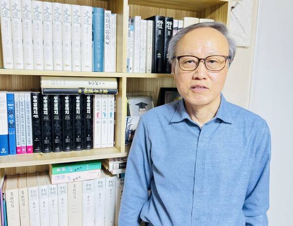 김 위원이 자신이 그간 번역한 책이 꼽힌 책장 앞에서 사진을 찍었다. 강성만 선임기자