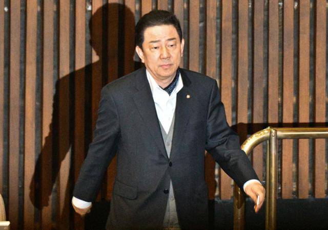 김병기 무소속 의원이 24일 열린 국회 본회의에서 공천 헌금 수수 의혹을 받는 강선우 무소속 의원에 대한 체포동의안 관련 투표를 하고 있다. 최주연 기자