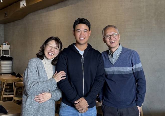 김주형과 장인인 이용규 선교사, 장모 최주현 선교사. 사진 김주형