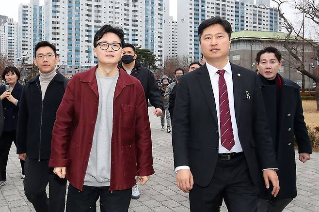 한동훈 전 국민의힘 대표(왼쪽)와 우재준 국민의힘(대구 북구갑) 의원이 26일 오후 대구 북구 삼성창조캠퍼스를 찾아 지역 소상공인과 마련된 간담회에 참석하기 위해 이동하고 있다. 뉴스1
