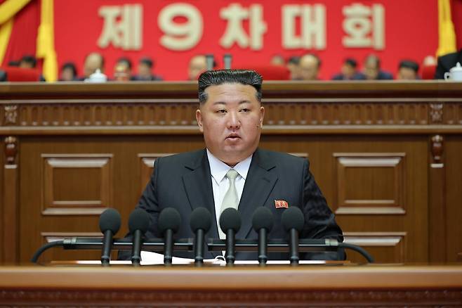 북한 노동당 기관지 노동신문은 김정은 당 총비서가 전날 진행된 노동당 대회 5일차 회의에서 '결론'을 통해 "어떤 도전도, 그 어떤 정세변화도 우리의 전진을 지체시킬 수도, 막을 수도 없다"고 말했다고 24일 보도했다./ 사진=뉴스1