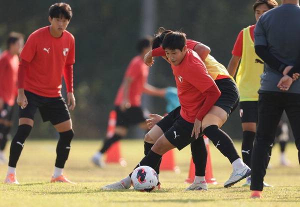지난달 태국 치앙마이에서 열린 부산 아이파크의 동계 전지훈련에서 주장 장호익이 몸싸움에 대비한 드리블 훈련을 하고 있다. 한국프로축구연맹 제공
