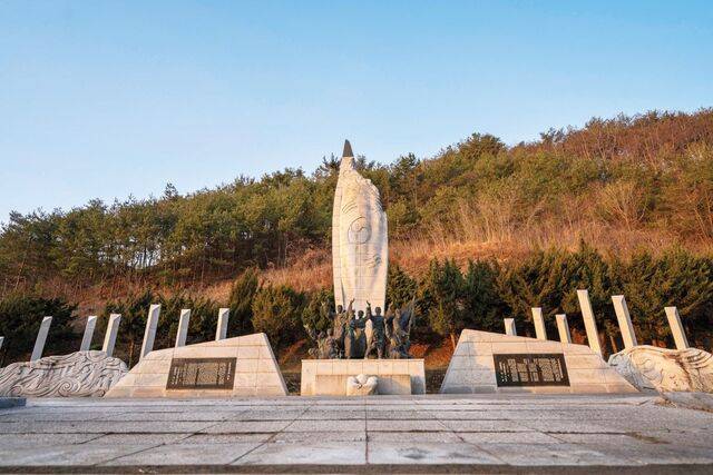 만세고개 유적지에 태극기를 새긴 타원형 기념비 양쪽으로 만세고개 유래(왼쪽)와 당시 상황 및 희생된 애국지사들 이름을 담은 비가 세워져 있다.