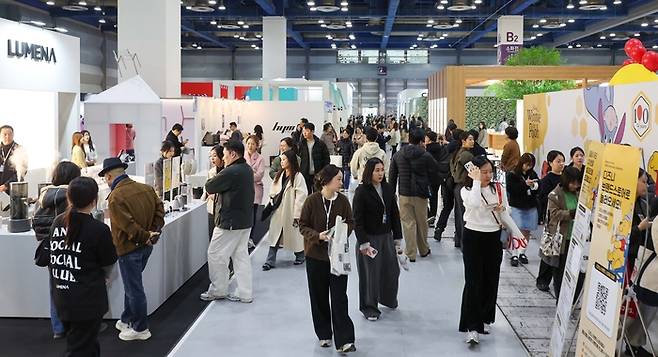 25일 서울 강남구 코엑스에서 열린 ‘서울리빙디자인페어’에서 관람객들이 부스를 둘러보고 있다. 국내 최대 규모로 3월 1일까지 열리는 이번 행사에는 총 510개 브랜드가 참여해 가구, 가전, 조명, 인테리어 자재 등 최신 트렌드를 선보인다. /한주형 기자