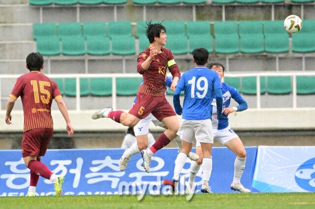2026년 2월 24일 경상남도 통영공설운동장에서 '약속의 땅 통영, 제62회 춘계대학축구연맹전' 한산대첩기 결승, 경희대학교와 연세대학교의 경기가 열렸다.경희대 장하윤이 헤더를 하고 있다./통영공설운동장=유진형 기자