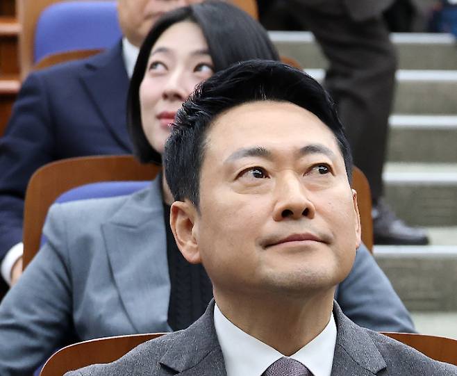 다른 곳 바라보는 장동혁과 배현진 (서울=연합뉴스) 이동해 기자 = 국민의힘 장동혁 대표(앞)와 배현진 의원이 23일 국회에서 열린 의원총회에서 앞뒤로 나란히 앉아 서로 다른 곳을 바라보고 있다. 2026.2.23 eastsea@yna.co.kr (끝) <저작권자(c) 연합뉴스, 무단 전재-재배포, AI 학습 및 활용 금지> 연합뉴스