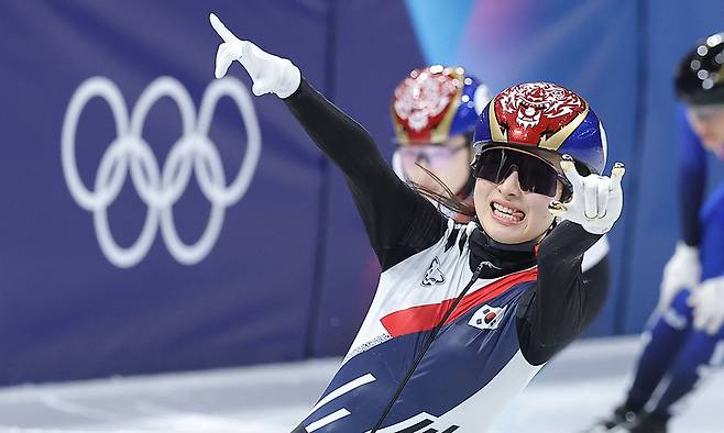 김길리가 지난 21일 이탈리아 밀라노 아이스스케이팅 아레나에서 열린 2026 밀라노·코르티나담페초 동계올림픽 쇼트트랙 여자 1500m 결승에서 우승을 확정한 뒤 세리머니를 하고 있다. 밀라노=연합뉴스