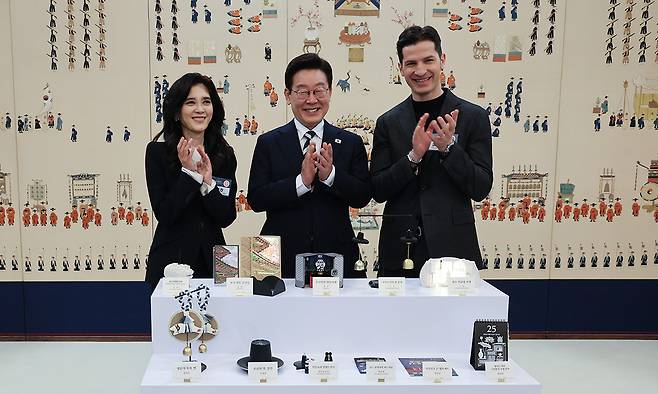 “K관광, 질적 성장 시대로” 이재명 대통령이 25일 청와대 본관에서 열린 제11차 확대국가관광전략회의에 전시된 관광기념품 공모전 수상작을 앞에 놓고 한국방문의해위원장인 이부진 호텔신라 사장(왼쪽), 알베르토 몬디 주한이탈리아상공회의소 부회장(오른쪽)과 박수를 치고 있다. 남정탁 기자