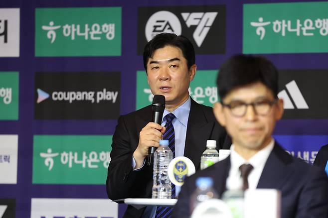 새 시즌 승격팀 인천과 부천은 25일 서울 홍은동 스위스그랜드호텔서 열린 K리그 개막 미디어데이서 많은 관심을 받았다. 이날 취재진의 질문에 응답하는 윤정환 인천 감독. 사진제공│한국프로축구연맹