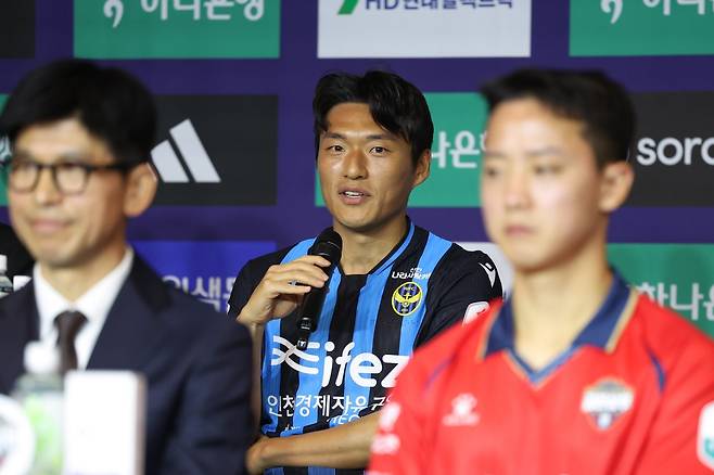 새 시즌 승격팀 인천과 부천은 25일 서울 홍은동 스위스그랜드호텔서 열린 K리그 개막 미디어데이서 많은 관심을 받았다. 이날 취재진의 질문에 응답하는 인천 주장 이명주(뒤). 사진제공│한국프로축구연맹