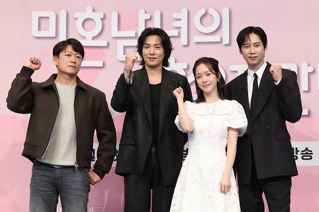 26일 서울 구로구 더링크호텔에서 열린 JTBC 드라마 ‘미혼남녀의 효율적 만남’ 제작발표회에서 감독과 배우들이 포즈를 취하고 있다. 연합뉴스