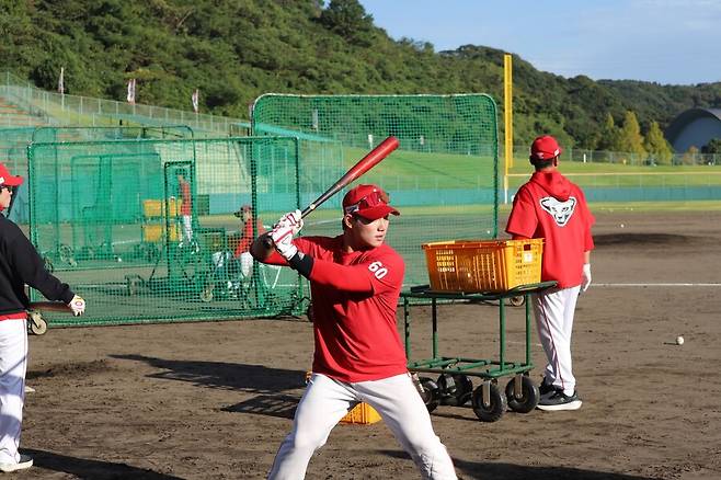 ▲ 이원준은 향후 외야와 1루를 겸업하며 활용성을 높여간다는 구상 속에 맹훈련을 거듭하고 있다 ⓒSSG랜더스