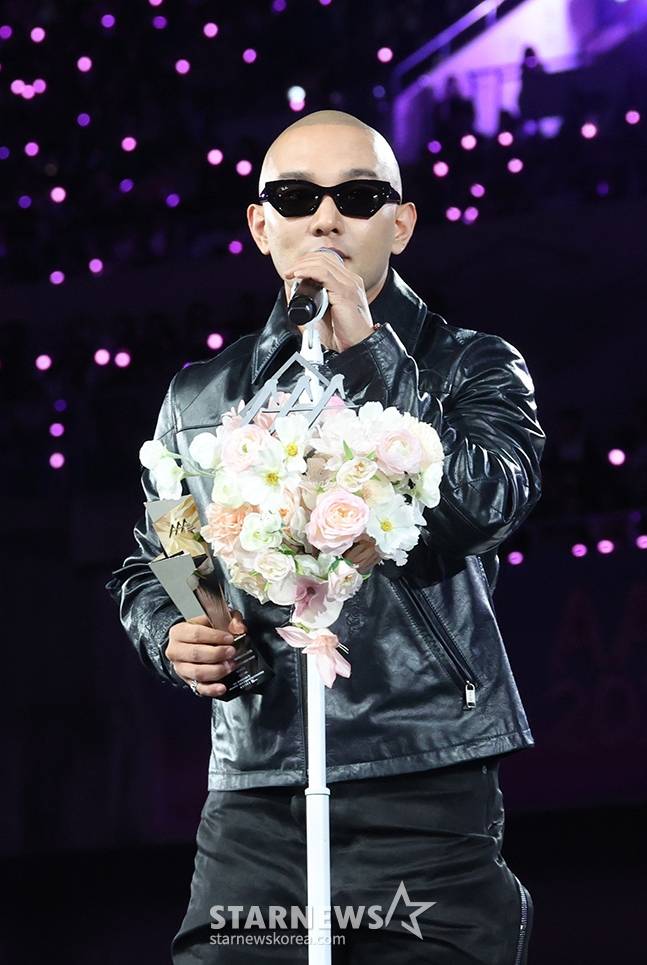 범주가 2025년 12월 6일 가오슝 내셔널 스타디움에서 진행된 스타뉴스 주최 '10주년 아시아 아티스트 어워즈 2025(10th Anniversary Asia Artist Awards 2025, '10주년 AAA 2025')에서 'AAA 10 레전더리 프로듀서' 상 수상 후 소감을 밝히고 있다. /사진=김진경 kim.jinkyung@
