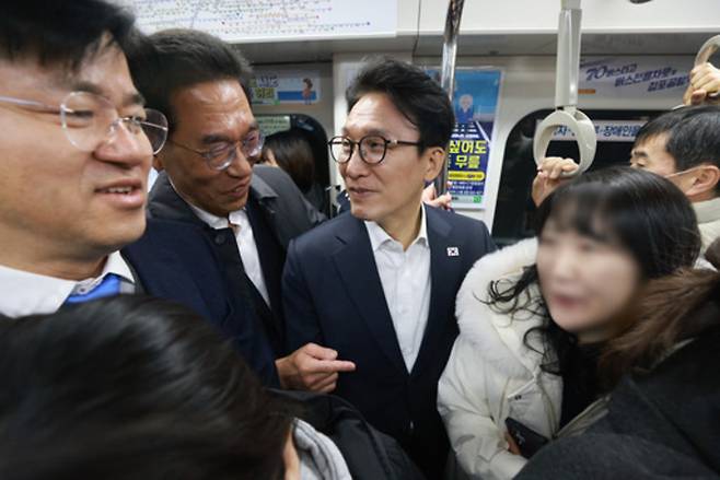 ▲ 김민석 국무총리가 27일 경기도 김포시 사우역에서 김포 골드라인 열차를 타고 승객 과밀 상황을 점검하고 있다. /연합뉴스