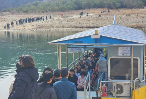 26일 단종의 어소가 있는 청령포를 오가는 도선에 대부분의 관광객들이 구명조끼를 착용하지 않은 채 강을 건너고 있다.