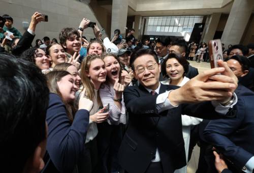 이재명 대통령과 김혜경 여사가 26일 서울 용산구 국립중앙박물관에서 열린 특별전