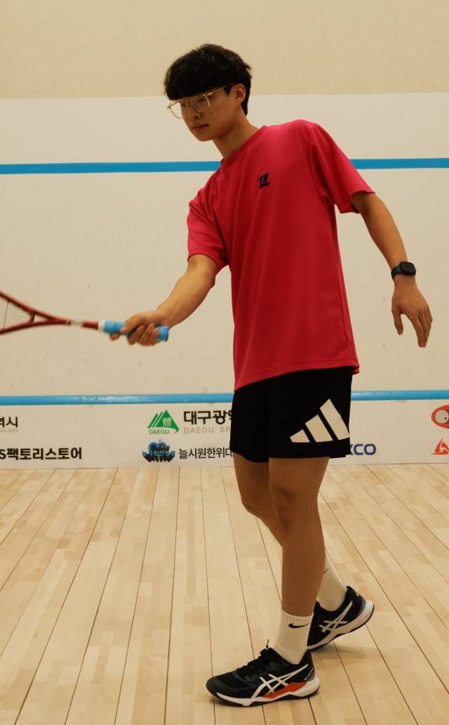 대구스포츠단 유스 클럽 스쿼시 선수 김찬영이 라켓을 들고 연습 중이다. 이화섭 기자