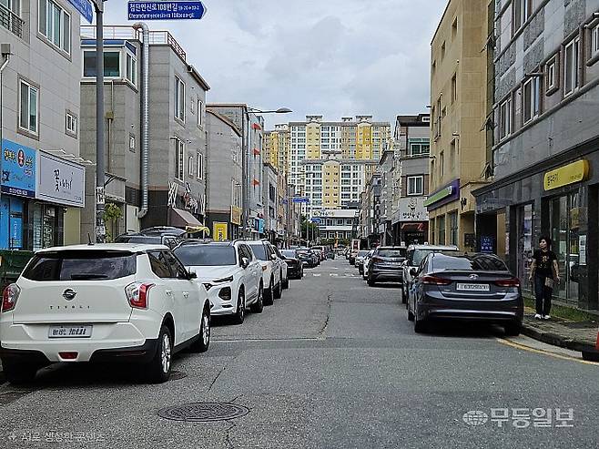 광주 북구에 위치한 한 골목상권 모습이다. 행정의 방치 속에서 좁은 보행로와 불법주차들로 보행환경 등에 위협이 되고 있다. 이삼섭기자 seobi@mdilbo.com