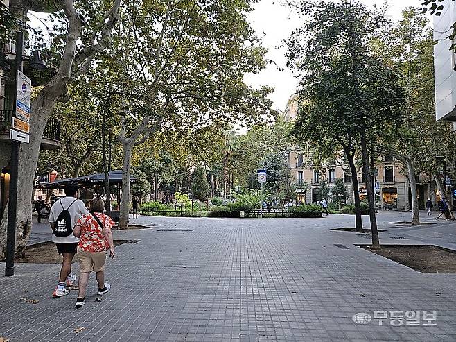 바르셀로나 슈퍼블록 프로젝트가 도입된 에이샴플레 지구의 만사나(블럭 단위·Manzana) 내부 모습. 차로 통행을 제한하고 보행 중심의 공간으로 이뤄낸 대표적 사례다. 강승희기자 wlog@mdilbo.com