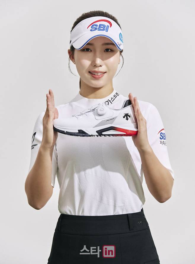 이동은이 올해 투어에서 착용할 데상트골프 아크먼트 골프화를 들고 포즈를 취하고 있다. (사진=데상트골프)