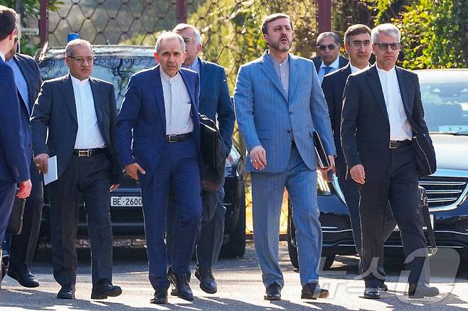 26일(현지시간) 스위스 제네바에서 열린 미-이란 협상에 참석한 이란 외교관들과 대표단. 이란 외무부 제공. 2026.02.26. ⓒ AFP=뉴스1