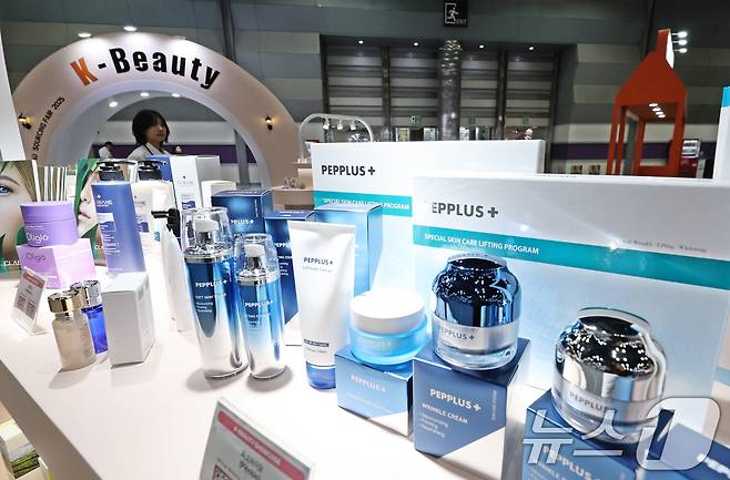26일 서울 강남구 코엑스에서 열린 '제18회 KITA 해외마케팅 종합대전'에 화장품이 진열돼 있다. 2025.11.26 ⓒ 뉴스1 황기선 기자