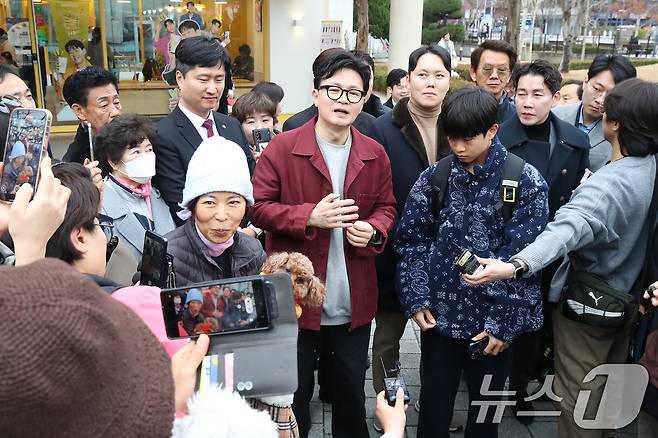 한동훈 전 국민의힘 대표(왼쪽)가 26일 오후 대구 북구 삼성창조캠퍼스를 찾아 시민들을 향해 인사말을 하고 있다. 2026.2.26 ⓒ 뉴스1 공정식 기자