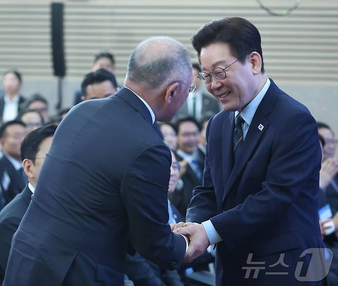 이재명 대통령이 27일 전북 군산시 새만금 컨벤션센터에서 열린 새만금 로봇·수소·AI 시티 투자협약식에서 정의선 현대자동차 회장과 악수를 하고 있다. 2026.2.27 ⓒ 뉴스1 이재명 기자